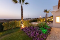Villa Hibiscus-Garden by night